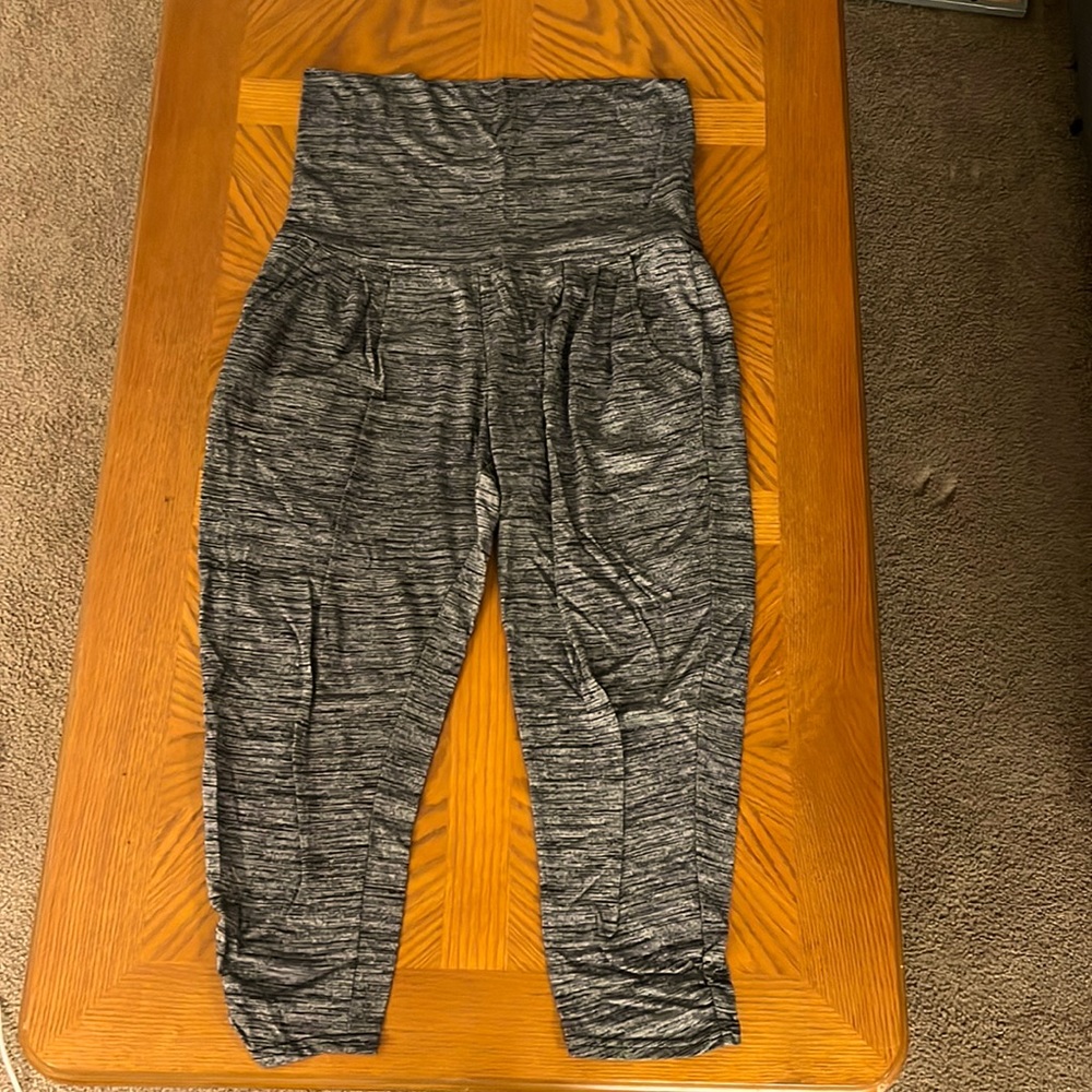 Mossimo heather dark gray capris pants, size small
